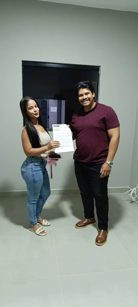 Cliente com o contrato assinado ao lado do corretor João Wender, em Planaltina de Goiás
