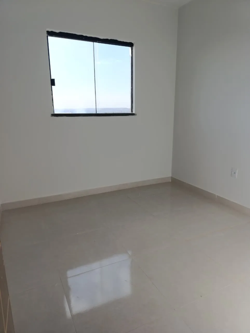 Quarto com janela do imóvel no Itapuã 1
