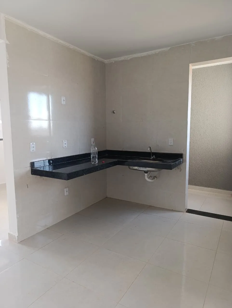 Cozinha com bancada em granito