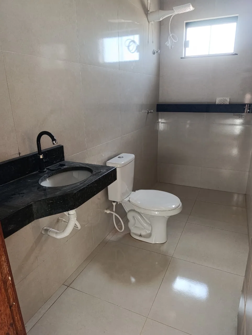 Banheiro com bancada em granito