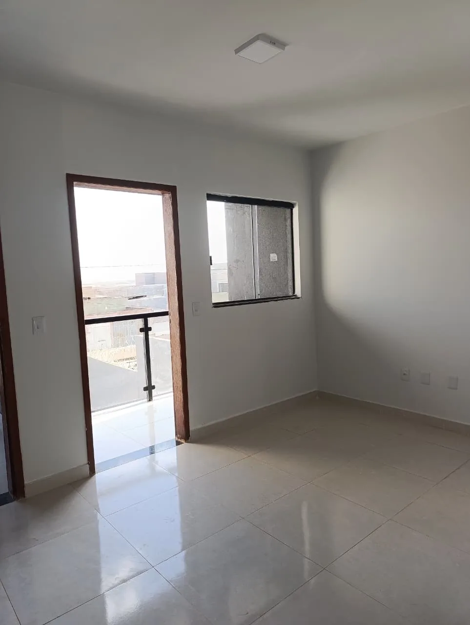 Quarto com porta para a área externa