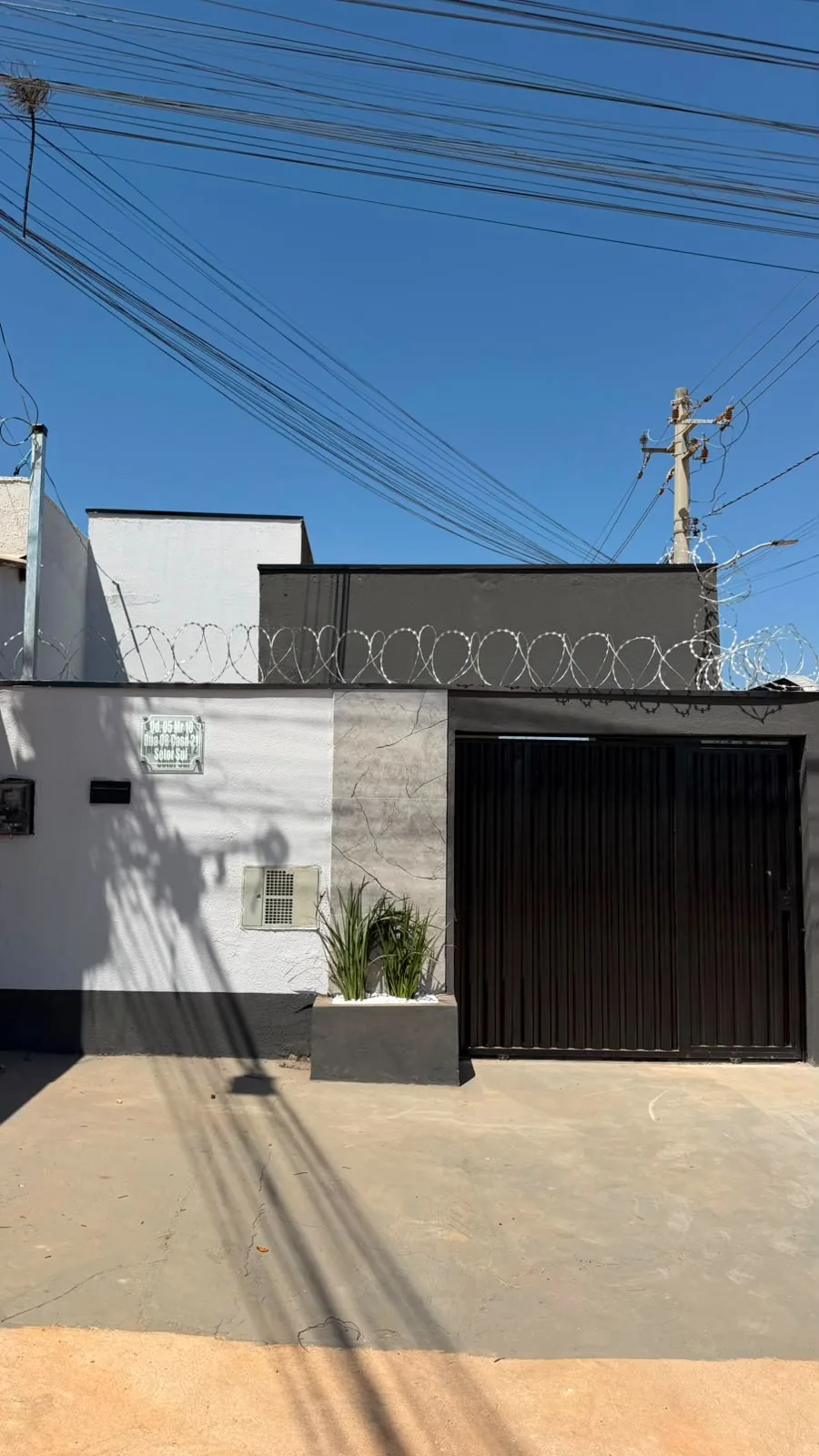 Fachada da casa de esquina com portão no Setor Sul