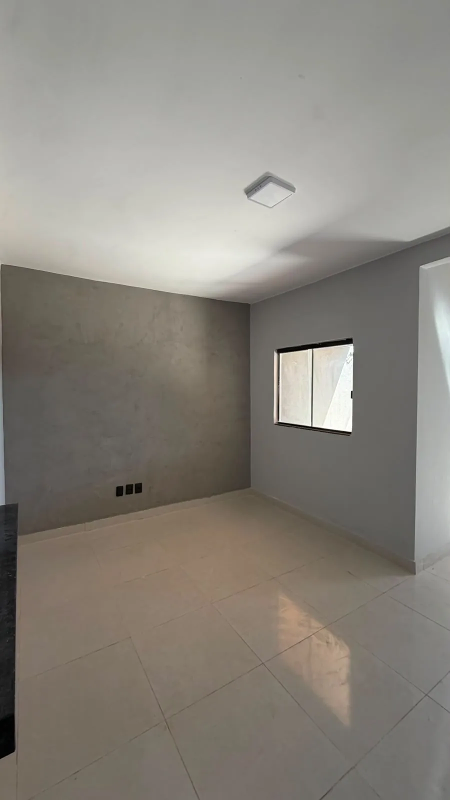 Quarto com janela e piso porcelanato