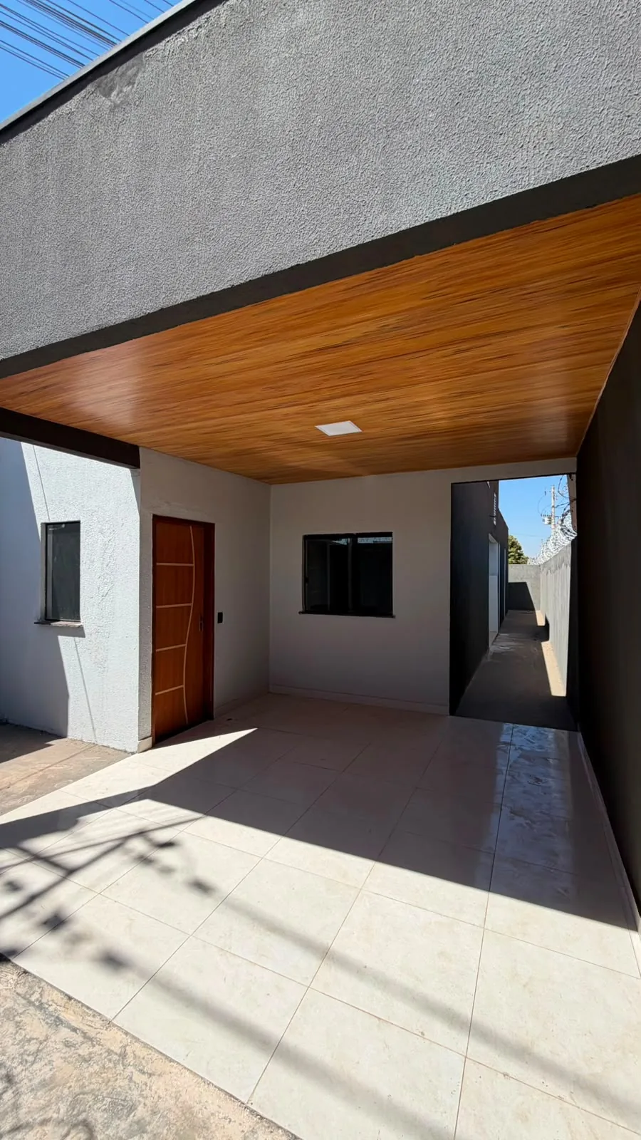 Varanda de entrada com forro de madeira da casa no Setor Sul