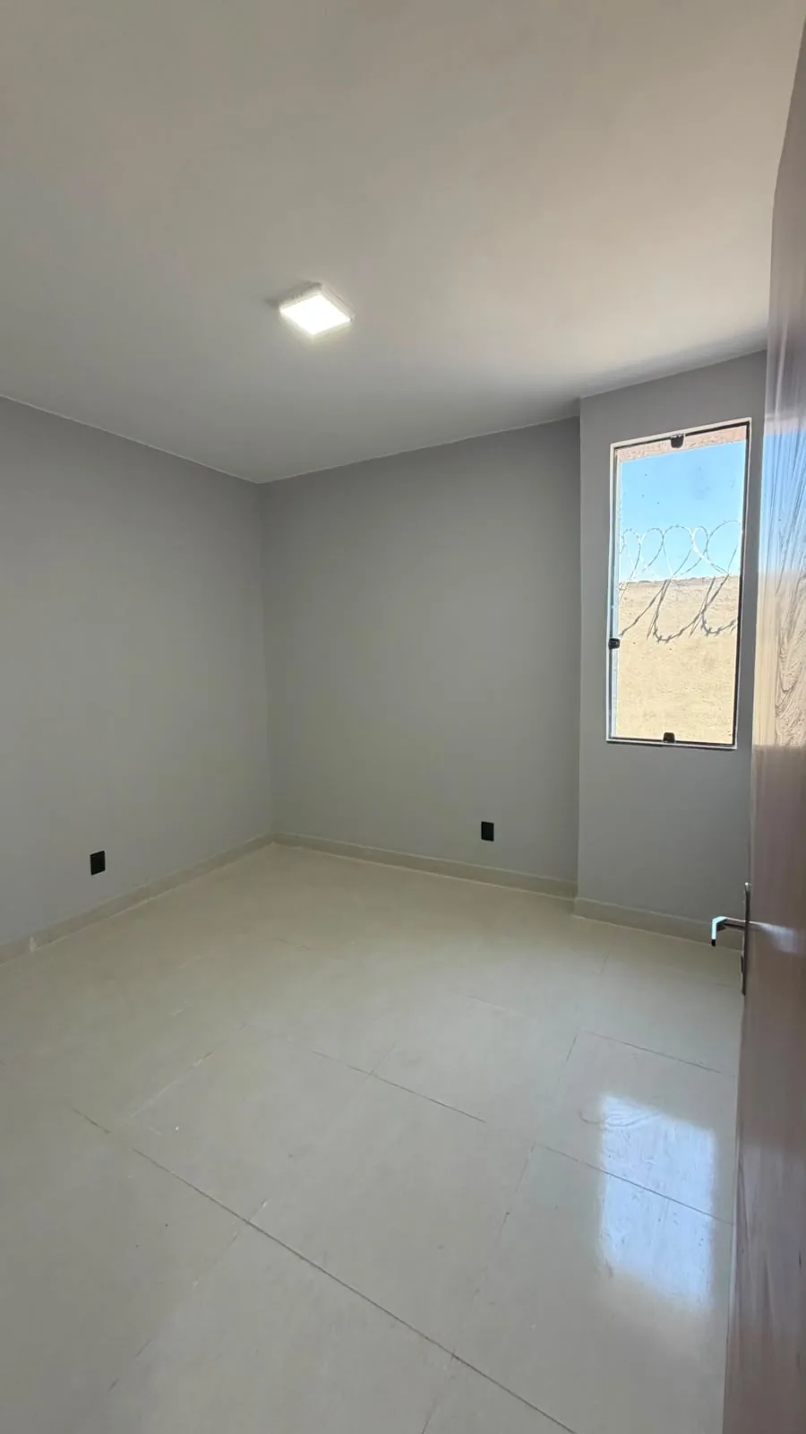 Segundo quarto com janela ampla