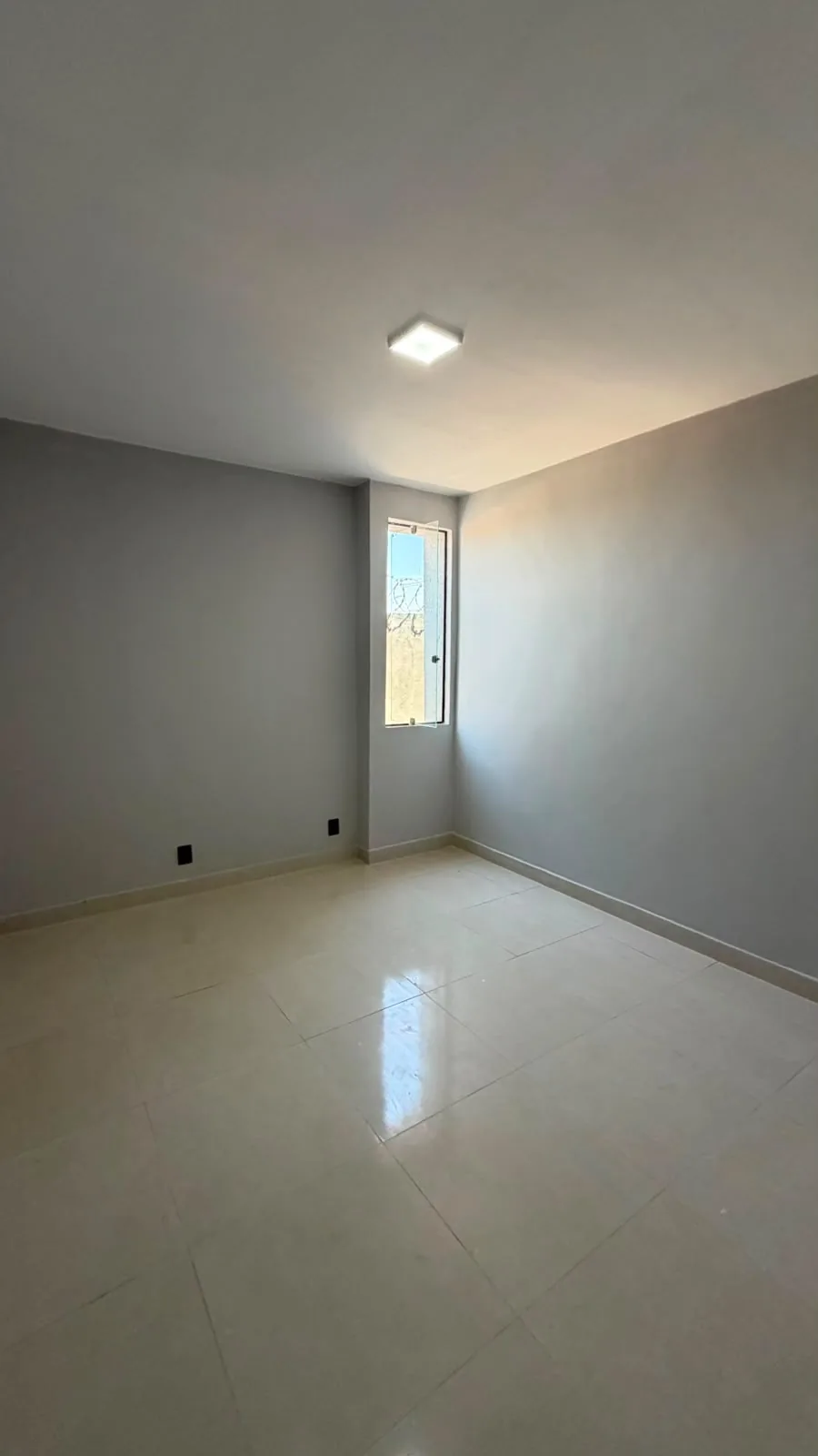 Quarto amplo com piso porcelanato