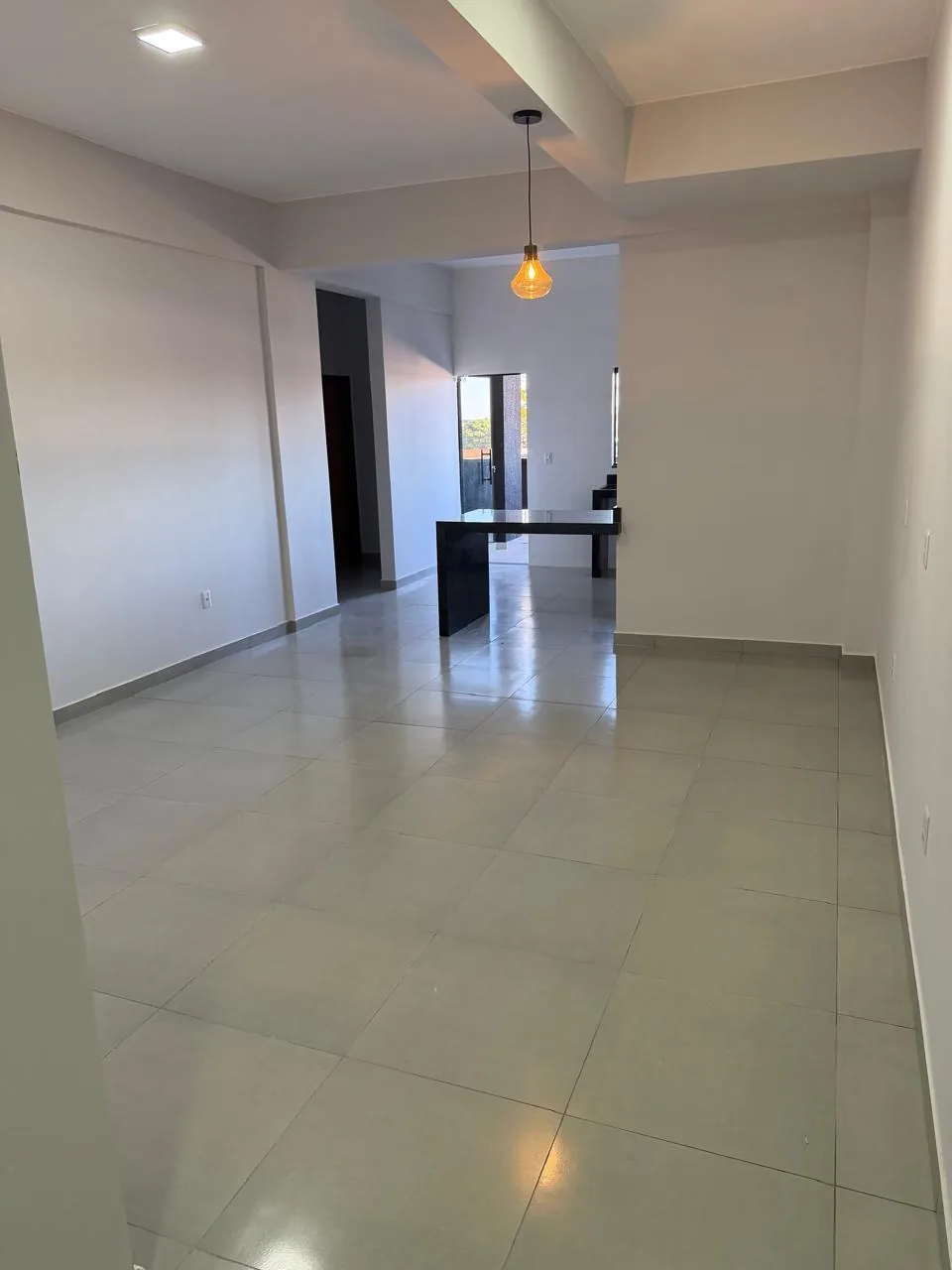Sala ampla do apartamento com vista para a cozinha