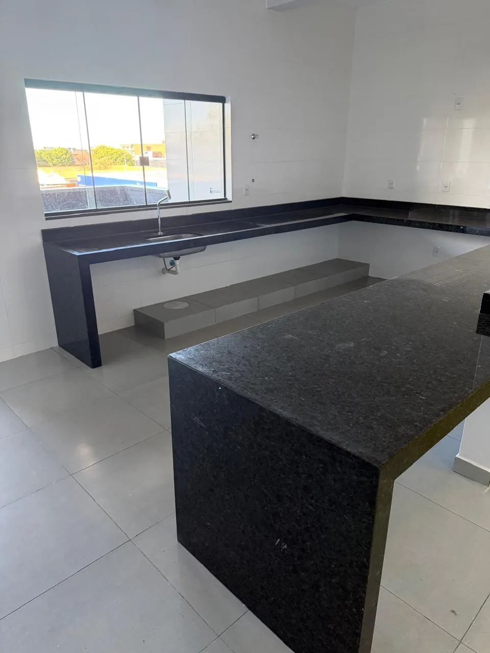 Bancada de granito da cozinha com janela para fora