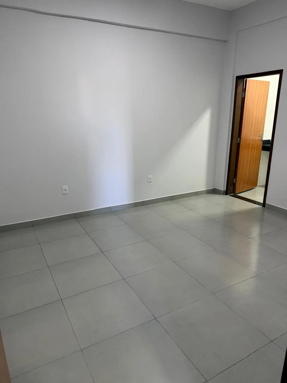 Suíte ampla com acesso ao banheiro privativo