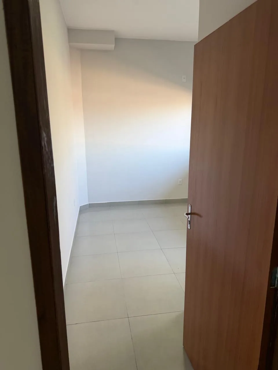 Terceiro quarto com porta de madeira