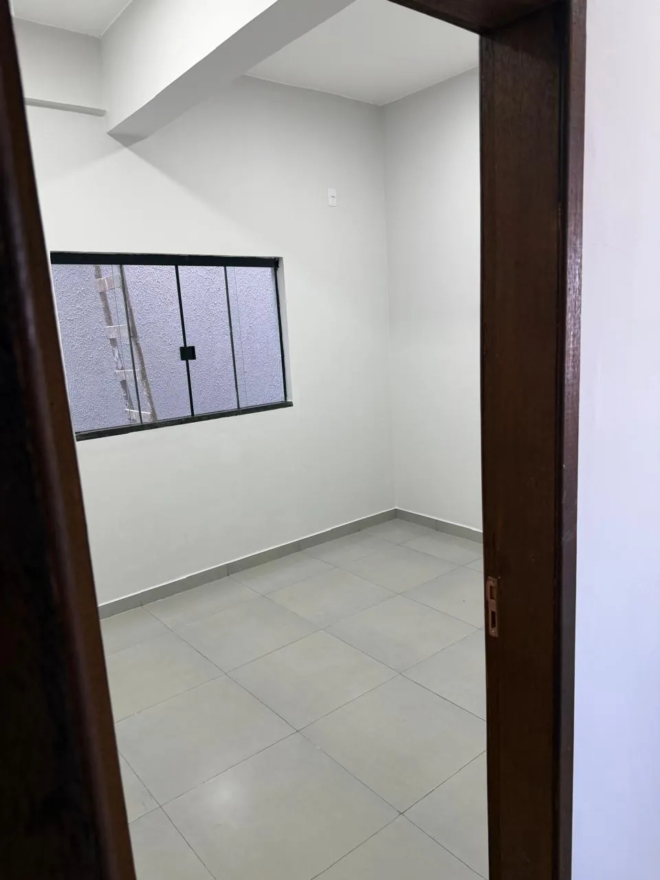 Quarto com janela e piso porcelanato