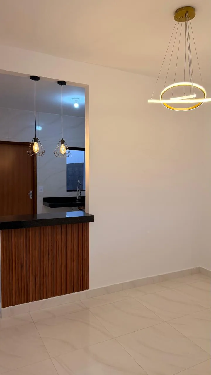 Vista da sala para o balcão da cozinha
