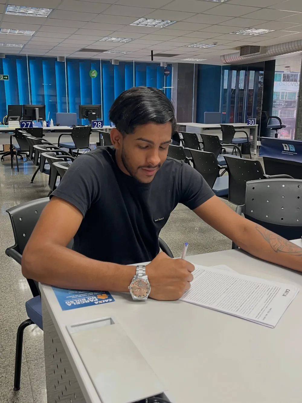 Cliente assinando o contrato de financiamento no banco