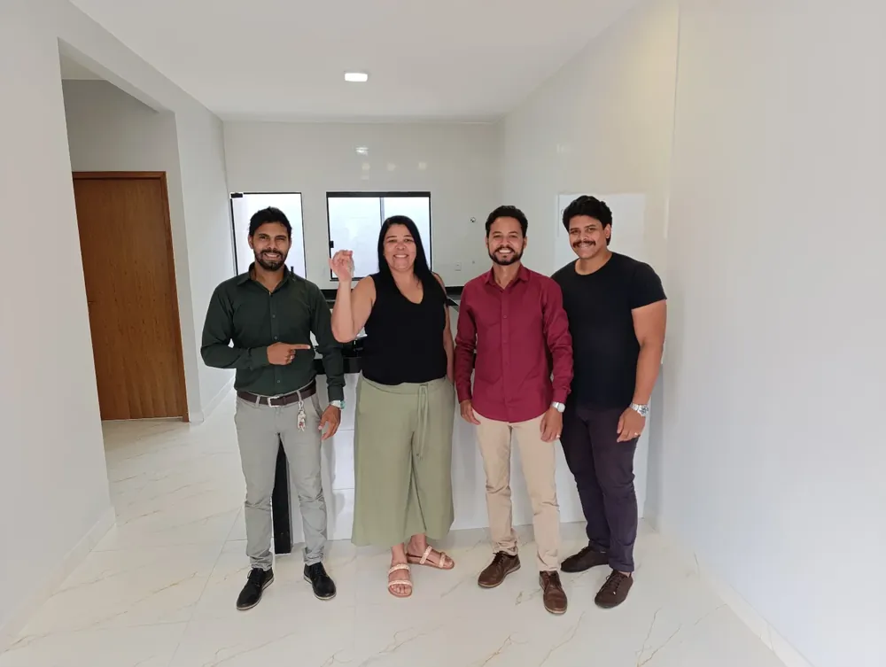 Família reunida dentro da casa recém adquirida